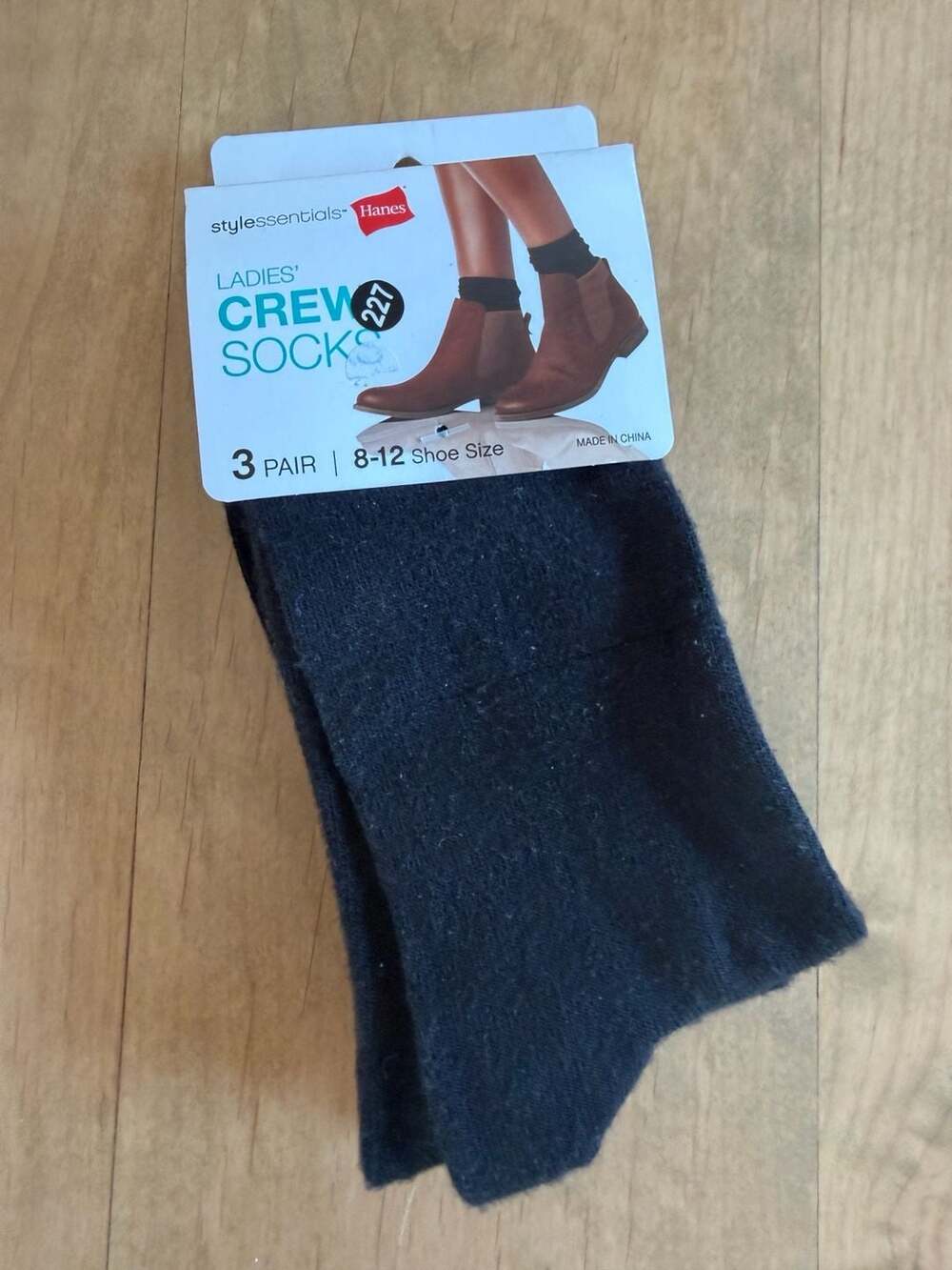 Stylessentials Hanes Ladies Crew Socks 3 Pair Shoe Size 8-12 Black